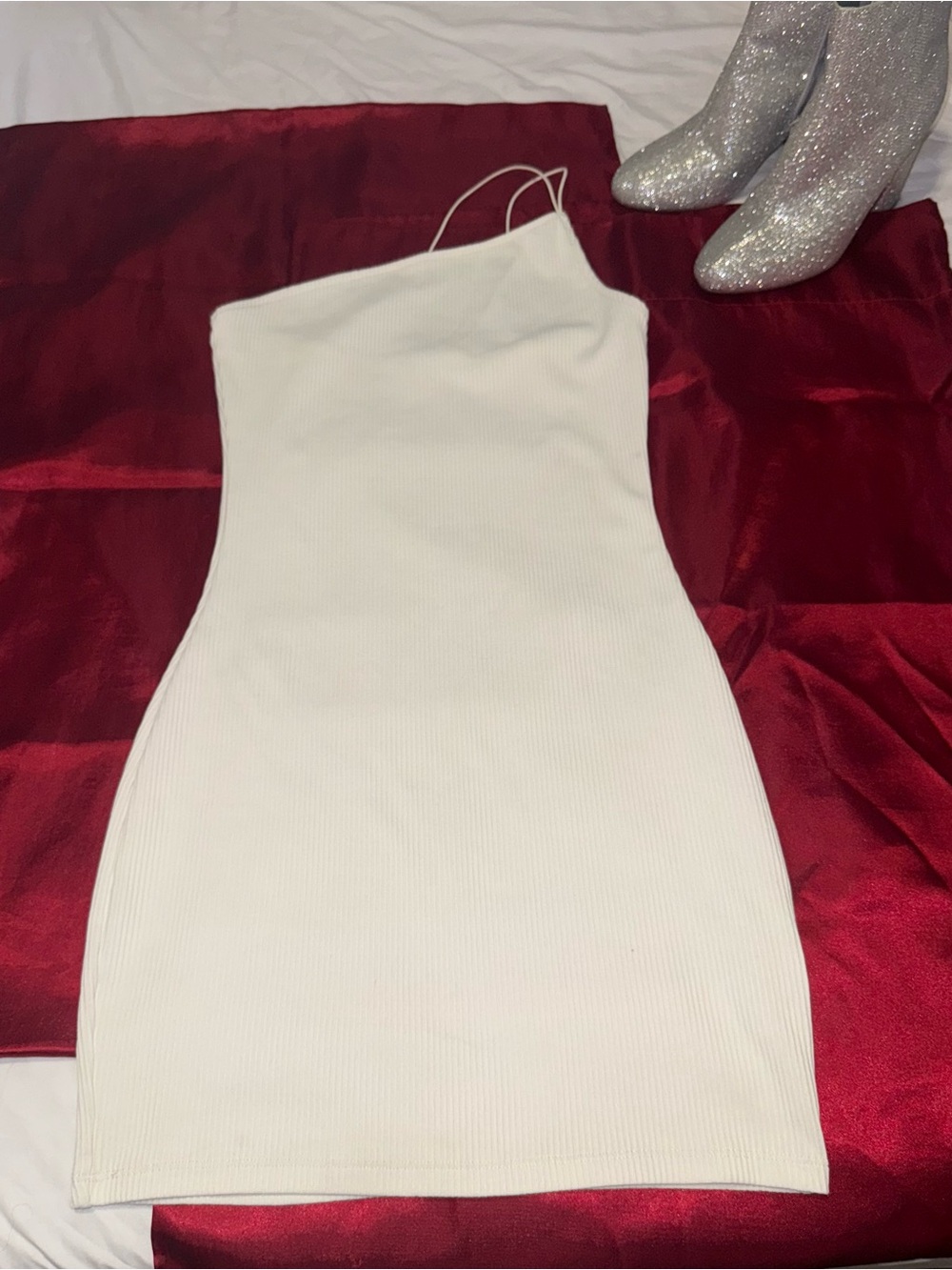 Minimal One-Shoulder White Bodycon Dress